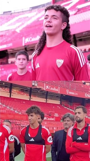 🗣️ Motivating surprise from the youth team captains to the first team 🫵🏽😍 #sevillafc #football