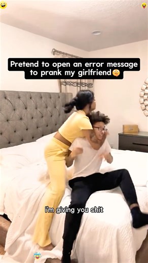 Pretend to open an error messageto prank my girlfriend🤣😂😅😭#funny #funnyprank #couple #prank