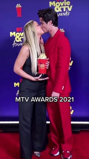 Madelyn Cline y Chase Stokes: Premios MTV 2021
