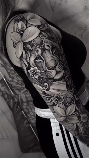 Blackwork #lioness tattooed by @jessica_fuina_tattooer 女 裡 Feel the Freedom! #fluidtattoomachine #feelthefreedom #fluidmachine #blackworkartist #blackworkart #onlyblackwork #blackworkitaly #blackworkerstattoo #blackworkartists | Fluid Wireless Tattoo Machine | Facebook