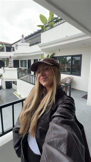 The perfect 2-day San Clemente itinerary 🌊 If you’re looking for a coastal hotel that’s walkable, family friendly, and close to Disneyland, @surfbreaksanclemente checks all the boxes. 🏨 Stay: Surfbreak Hotel - walkable to beaches downtown 🌊 Beach Walks: Sunset strolls & seashell hunting 🛍️ Shopping: San Clemente Outlets 🥗 Dinner: Active Culture – healthy & kid friendly ☕ Coffee Stop: Happy Coffee Club (coffee & matcha) 🎢 Day Trip: Disneyland (only 35 minutes away) 🌧️ Cozy Mornings: Coffee