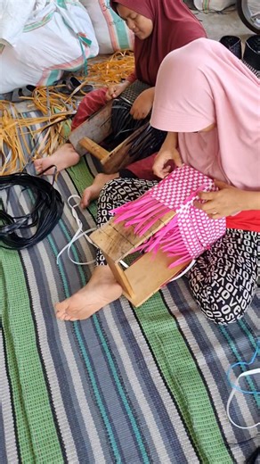 " WEAVING KINDNESS FOR BIG DREAMS FROM HANDS OF HOPE" 💚💚💚 Thought you might like to see us with some of our wonderful crafters in East Java. 🟢The city, about 3 hours east of Yogyakarta, is surrounded by rice fields and mountains RANGES, a bustling town with rich traditions. 🟢One of their GENERATIONAL traditions is weaving, in fact taught in schools. This town is now sending Jali-bags all around the world, Japan, New Zealand, UK to name a few. 🟢Many of the mountain villagers must rely on we