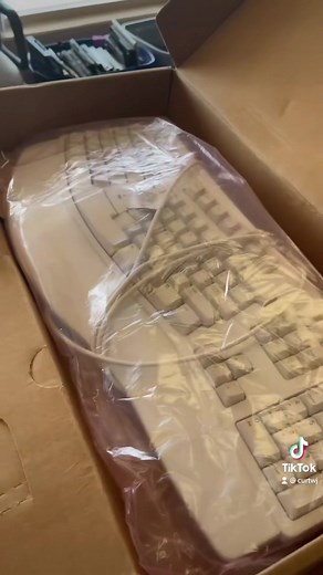 Vintage Windows 95 Keyboard 😳 #fyp #vintage #keyboard #computer #1995 #windows95 #pc #foryou #foryoupage #repair #tech #curtwj #fixit