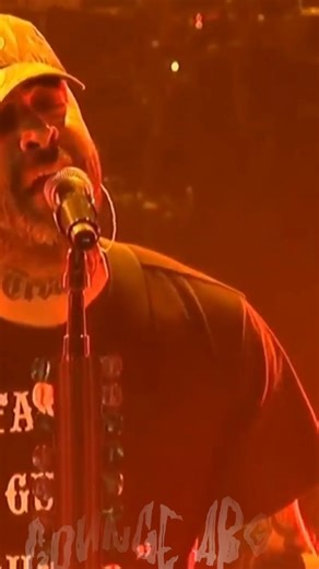 ℝ𝕖𝕖𝕝𝕤 𝔾𝕣𝕦𝕟𝕘𝕖 𝔸𝕣𝕘𝕖𝕟𝕥𝕚𝕟𝕒 on Instagram: "🔥 Staind – “Eyes Wide Open” (Live) Una de las performances más intensas de Staind en su era post‐break y con un Aaron Lewis al borde del desgarro emocional. “Eyes Wide Open” salió en Staind (2011), un disco más pesado y oscuro donde la banda volvió a sus raíces alternativas. En vivo suena todavía más crudo: guitarras densas, voces rasgadas y esa vibra melancólica típica de Staind que nunca falla. ⚡🎙️ 👉 Seguí a @reels.grungearg para más 