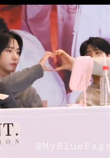 disuruh love sign pak bukan disuruh cium, kok pada salting sih🤭 #noren #jenren #denimbag #couple ❤️