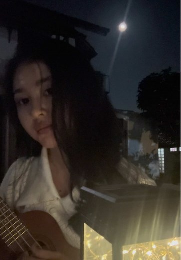 Adinda Azani Ukulele Cover of The Moon Song