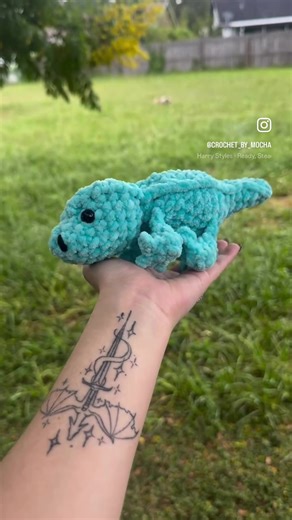 Just so absolutely in love with this gecko! ~~ Pattern: @ crochandro2 ~~ Tags: #crochet #amigurumi #gecko #crochetgecko