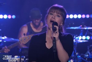 Watch: KELLY CLARKSON Covers AEROSMITH's 'Angel'