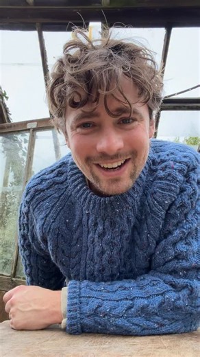 Julius Roberts on Instagram: "I always look forward to cooking at Christmas. It’s such a celebratory meal, surrounded by family, with games, candles and damn good food. But it can be quite a juggle to get the cooking right, everything hot and on time. I’ve definitely had some pretty late Christmas dinners in my time! But there’s lots of ways you can make life simpler. Pre boiling potatoes etc. When it comes to gravy, the key to a hot lunch, a pouch of @boroughbrothcompany chicken bone broth is a