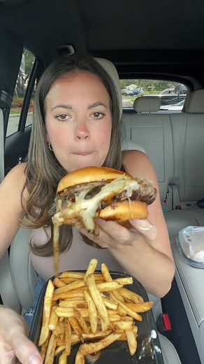 4K views · 90 reactions | Their burgers are underrated tbh #applebees #mukbang #eatingshow #foodreview #fastfood | Eatdrinkbemandy | Facebook