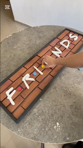 אומנות בעץ - לוגו של הסידרה ״חברים״ Friends TV Show Logo Wooden Sign