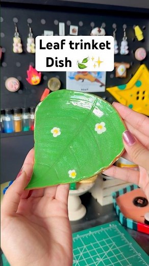 DIY leaf trinket dish made with air dry clay #diy #creativeclayideas #airdryclay #claycrafts #clay