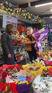 4.9K reactions · 68 shares | Încântați de vizita lui Dan Alexa, fostul mare internațional de fotbal român și actualul antrenor al echipei Poli Timișoara! ⚽️ A ales un buchet spectaculos, în culorile specifice, alb și violet. Vă așteptăm să descoperiți și voi frumusețea florilor noastre! #DanAlexa #PoliTimișoara #fotbal #florarie #albViolet #flori | Floraria Emma | Facebook