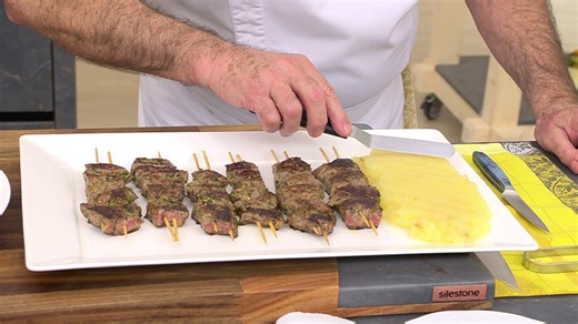 La receta "mano de santo" de Karlos Arguiñano: brochetas de hígado con puré de manzana