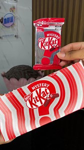 Chegou o Kit Kat Mystery!! O sabor? Ninguém sabe ao certo e a graça é essa🍫✨ Nas cores amarelo intenso e branco na parte de trás, ele vem com a proposta de te deixar curioso, nada nos ingredientes revela o segredo… Já disponível aqui na loja e no site! Experimente e conta pra gente qual sabor você acha que é?❤️ @nestlechocolates #kitkat #chocolate #mistery #sabor #guloseimas #doces #lançamento #review #reeltrend #explorepage | Doce Malu