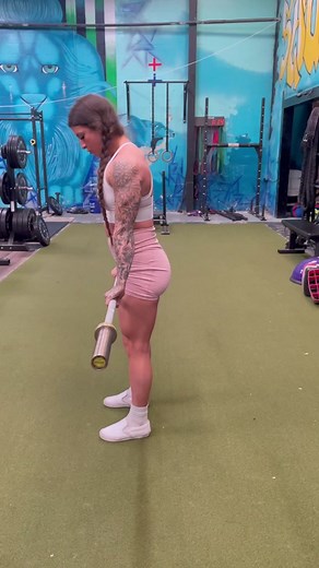 The most common reasons for back pain is using the back as a mover instead of keeping it tight and using it as a stabilizer of the trunk. If you fix these common mistakes you should feel SO much better. If your back is still a little sore after deadlifts then it could just be weak and it gets sore just like any other muscle group which is totally fine #backpain #rdl #deadlift #lunge #squat #fitgirl #glutes #glutesworkout #legs #fitnessmodel #girlswholift #fitness #bodybuilding #fitnesstips #powe