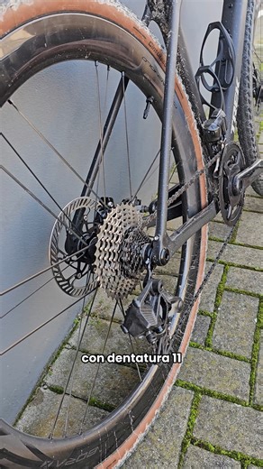 🚲 Trek Checkmate - la nuova bici di Sandro è qui 🧩 Telaio Full carbon SLR con carbonio Trek 800 Sistema IsoSpeed sul reggisella per smorzare le vibrazioni Manubri integrati in carbonio Telaio leggero, reattivo, veloce ⚙️ Trasmissione Nuovissimo Campagnolo All Road 2x13 Silenzioso, preciso, già testato sul campo Materiali top: carbonio, titanio ed ergal Power meter Campagnolo per tenere tutto sotto controllo 📐 Rapporti scelti per il gravel racing 48/32 all’anteriore Pacco pignoni 11-36 Ultra U