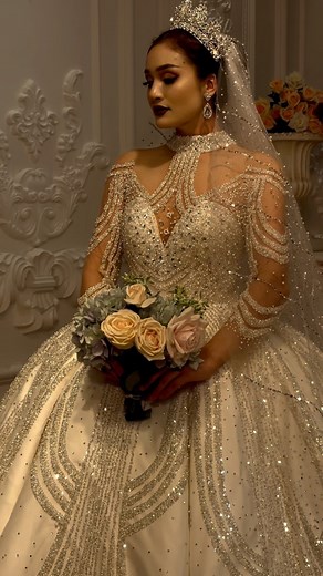 Amanda Novias Wedding Dress on Instagram: "I know what you want. And i know you can get it 😘 Luxury wedding dress #weddingphotography #amandanovias"