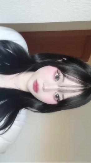 美容師さんに教えてもらったんだけど髪乾かす前に、WELLAのトリートメントつけると髪の毛まっすぐサラサラになるよ！💗ブリーチしてて広がって困ってたんだけどまじで改善された！！