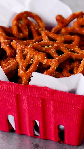 Christmas Crack Pretzels are no bake ranch pretzels with an irresistibly crunchy, salty, buttery taste. These seasoned pretzels are the perfect snack! https://www.thegunnysack.com/christmas-crack-pretzels-recipe/ #pretzels #snacks #christmaspretzels #thegunnysack #salty #christmasrecipes #appetizers #eeeeeats #nomnom #foodvideo | The Gunny Sack