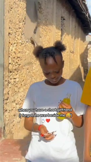 Cute moment forgetting your short girlfriend is beside you — funny relationship clip