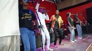 Elkana Lebeni au concert de Chantre David Labé. Voici comment les fous de Jésus-Christ dansent pour la gloire de Dieu. | Gospel News CASIO