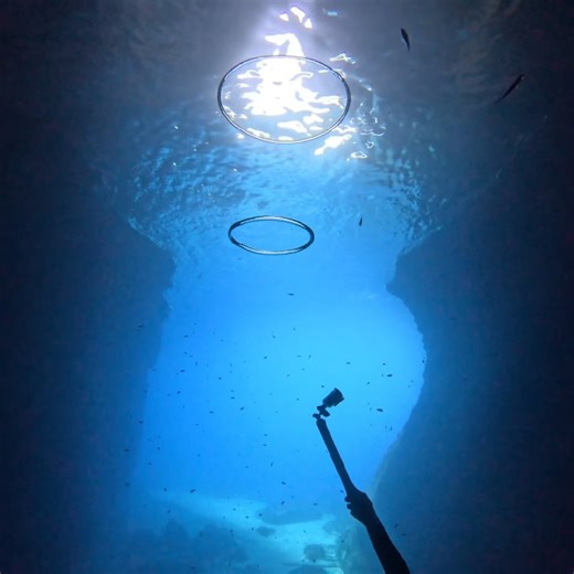 🎯A esto le llamamos nosotros tener puntería • Sube tu contenido grabado con #GoPro a nuestro programa GoPro Awards para ganar exposición global en nuestras redes e increíbles premios en metálico💸 • 📸@julia_wom #GoProHERO13 Black • #GoPro #GoProES #Freediving #Bubblerings #Menorca | GoPro