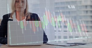 Un analyste surveille l'ordinateur portable, suit : vidéo de stock (100 % libre de droit) 3997328699 | Shutterstock