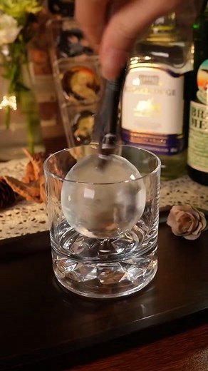 Never Watered-Down Drinks Again! 流 Our 6cm giant ice ball melts slooow—keeping your drink icy cold for hours without diluting the flavor.  | Fresheight.RS20 | Facebook