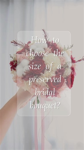 Can’t decide which bridal bouquet size is right for you？ S | Perfect for ROM & petite bride M | The most popular, balanced proportion L | Suitable for taller brides or for grand occasions with formal gowns DM me your height, I’ll help you pick the perfect size! #bridalbouquet #presevedflowers #presevedflower #weddingbouquet #wedding 不知道哪款手捧花尺寸最适合你？ S ｜适合注册/ 小巧新娘 M ｜最受欢迎，手握比例均衡 L ｜适合高个子的新娘或隆重婚礼、礼服华丽场合 💌「留言你的身高，我帮你挑最适合的手捧花！」