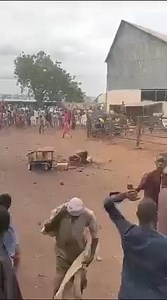 ⚠️ GRAPHIC WARNING ⚠️ Man stoned to death in Sokoto state, Nigeria for alleged blasphemy.