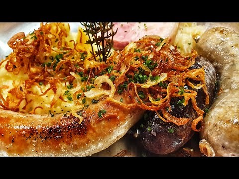 Schlachtschüssel Blut-, Leber-, Bratwürstle und Kesselfleisch auf Sauerkraut mit Kartoffelpüree