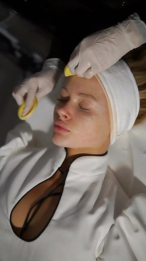 COCOAGE AESTHETIC CLINIC | DUBAI | COSMETOLOGY | PEPTIDES on Instagram: "Diamond Glow – Instant Skin Renewal ✨ Want fresh, radiant skin in just one hour? Diamond Glow is an innovative 5-step treatment that cleanses, refreshes, and nourishes your skin for a healthy glow! 💎 How does it work? ✔ Deep cleansing – vacuum technology removes impurities and excess oil ✔ Exfoliation – diamond tip gently removes dead skin cells ✔ Nourishment – active serums hydrate and restore the skin ✔ Lymphatic drainag