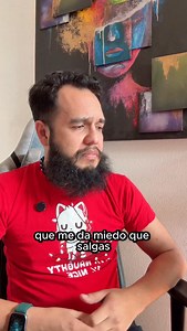 ¿Te asusta que le guste alguien más… o que eso signifique que ya no te elige a ti? Sentir atracción por alguien no es lo mismo que enamorarse. “Me gusta” no siempre quiere decir “quiero casarme, tener hijxs y mudarme juntxs”. A veces solo quiere decir “me parece guapx”. ¿Estás confundiendo gusto con amenaza? ¿Atracción con abandono? ¿Deseo con deslealtad? | Gotitas de poliamor para los dolores de la monogamia