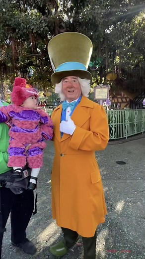 Cheshire cat’s Adventures in Wonderland🃏. . . Every adventure requires a first step♡♤♢♧. . . . #cheshirecat#cheshirecat_kallon#disneyland#kalloncostume#disneycostume #californiadisney#disneyparks@Disney Parks