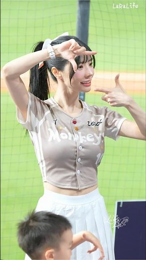 最美MC艾融帶動✨超萌輔助判決手勢，小朋友秒圈粉 #cheerleader #艾融 #啦啦隊 #樂天桃猿 #치어리더 #台湾チア
