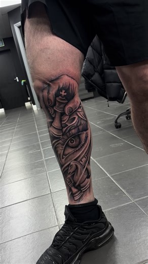 𝔍𝔬𝔫𝔫𝔶 𝔱𝔞𝔱𝔱𝔬𝔬𝔰 on Instagram: "Half healed Half fresh ‼️ Really enjoyed this lower leg wrap(ish) Due to the size of this guys calf there is a gap at the back which we plan to get filled up asap 🙏 Completed using - @legacytattooproducts @biotat_ Any booking enquires feel free to drop me a message !!! #tattoo #tattoolifestyle #studio6 #calftattoo"