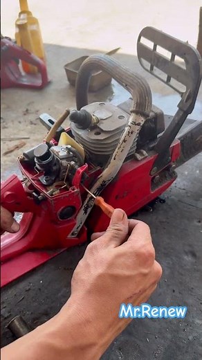 I’m adjusting the carburetor on this Shindaiwa 488 chainsaw, which is made in Japan.