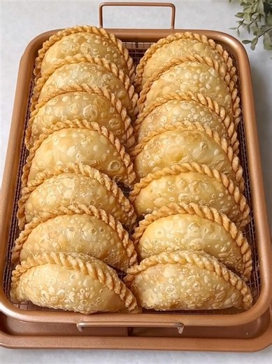 Alamakk HP lagi error! Rekaman video dari awal bikin pastel tiba-tiba kehapus sendiri… jadi yang selamat cuma bagian hasil jadinya aja 🥲 Tapi serius, resepnya beneran works kok! Kulitnya: ✔️ Renyah tapi tetap empuk ✔️ Nggak keras walau udah dingin ✔️ Nggak gampang hancur Isian bihun wortel telur juga gurihnya pas banget 👌 Kuncinya cuma: – Takaran jangan diubah-ubah – Adonan wajib diistirahatkan 30 menit – Isian harus dingin & nggak basah – Goreng api sedang Ikutin alurnya persis kayak resepnya