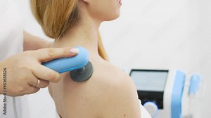 Advanced TR-THERAPY diathermy session in a modern clinic, targeting pain relief and muscle recovery. Ideal for showcasing state-of-the-art physiotherapy techniques and innovative wellness solutions.