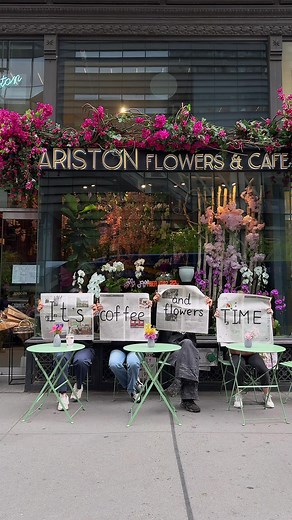 Its always coffee and flowers time☕️🌸 #floralarangement #flowerbouquet #flowerdecor #florist #ariston #aristonflowers #unionsquarenyc #nyccoffeeshop #flowershopnyc #coffeeloverny #nycflorist #unionsquarecafe #coffeeandflowers #nycflowerdelivery