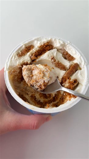 VIRÁLY JAPONSKÝ “CHEESECAKE” len z 2 surovín ✅ Nepečie sa. ✅ Len 2 suroviny.�✅ Chuťou prirpomína nepečený cheesecake. My sme použili v našich podmienkach: - biely grécky neochutený jogurt - karamelové sušienky Jogurt môže:�✔️ klasický�✔️ proteínový �✔️ bez tuku, ak chceš ušetriť kalórie�✔️ rastlinný = a potom to je celé vegan�✔️ aj ochutený Sušienky natlačiť do jogurtu. Pozor, tým ako ich tam tlačíš jogurt stúpa, teda ideálnne je, aby bol naplnený do 3/4, keď tak z neho odober. Potom nechaj cez 