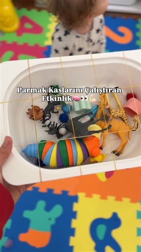 Doğal, katkısız ve güvenli tarifler 👶🏻 on Instagram: "Bugün oğlumla çok keyifli bir etkinlik yaptık 🩵 ‘Hayvanları Oyuncaklarımızı Kurtaralım’ oyununda oyuncakları sepetin içine koydum çevresini sarı lastiklerle kare kare bölmelerle çevirdim Oğlum lastiklerin arasından elini geçirip oyuncakları tek tek çıkardı, en sonunda hepsini tekrar sepete koydu 😁 Bu etkinlik sadece eğlenceli değildi;🥳 • Parmak kaslarını çalıştırdı • El-göz koordinasyonunu güçlendirdi • Sabır ve problem çözme yetisini de