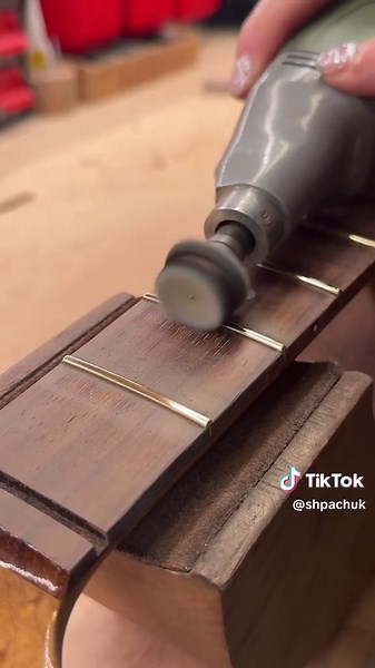 Replacing frets with bronze ones on an electric guitar #guitarrepair #guitar #luthier #guitarrefret #guitarrestoration #Guitartips #FretWork