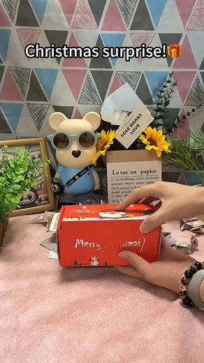 🎄🎁 Bring the magic of Christmas to life with our festive Pop-Up Surprise Boxes! Perfect for gifting jewelry, cash, or small treats, these boxes create a delightful explosion of holiday cheer as they pop open with joy! 🎅🎉 | Dictionark