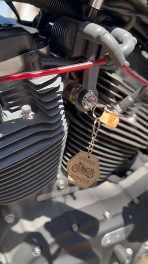 Que delicia es encender y escuchar el sonido de una Harley Davidson #harley #sound #sonido #motor #vtwin #bobber #chopoer #custom #bikers #biker #viralvideos | La tienda del biker