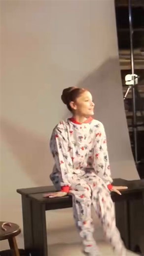 -video de 15 de dezembro (perto do natal)-santa tell me tocando (musica natalina)-roupa natalinaas vezes vcs só precisam se esforçar um pouco e vão descobrir o óbvio