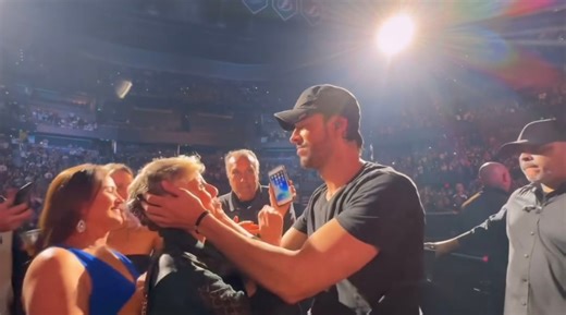 Enrique Iglesias hugs a lucky fan while performing “El Perdón” LIVE in Tampa, FL last night! 💗😍 🏟️ Amalie Arena 📍Tampa, FL (10 MAR 2024) #TheTrilogyTour | Enriqué Iglesias Fans