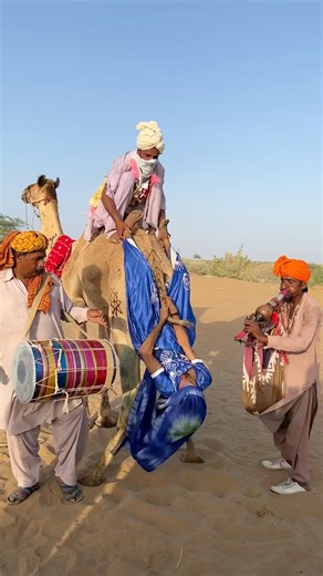 أجرى بعض المزارعين اختبارًا لشجاعة العروس، ما جعل العالم يتساءل: هل هذا زفاف أم عرض؟