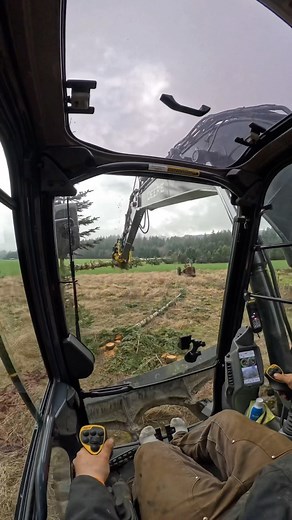The more I get comfortable with the Engcon Detachable Gripers the more I fall in love with them! I could only imagine what a grapple could do stacking boulder walls or many other attachments that are able to be used with a tilt rotator. But having these Gripers on the machine all of the time is just insane what you can pick up and not break like pvc pipe and other fragile things! If you’re wondering why we’re taking this old fence out it was to access the backside of the house to install a new s
